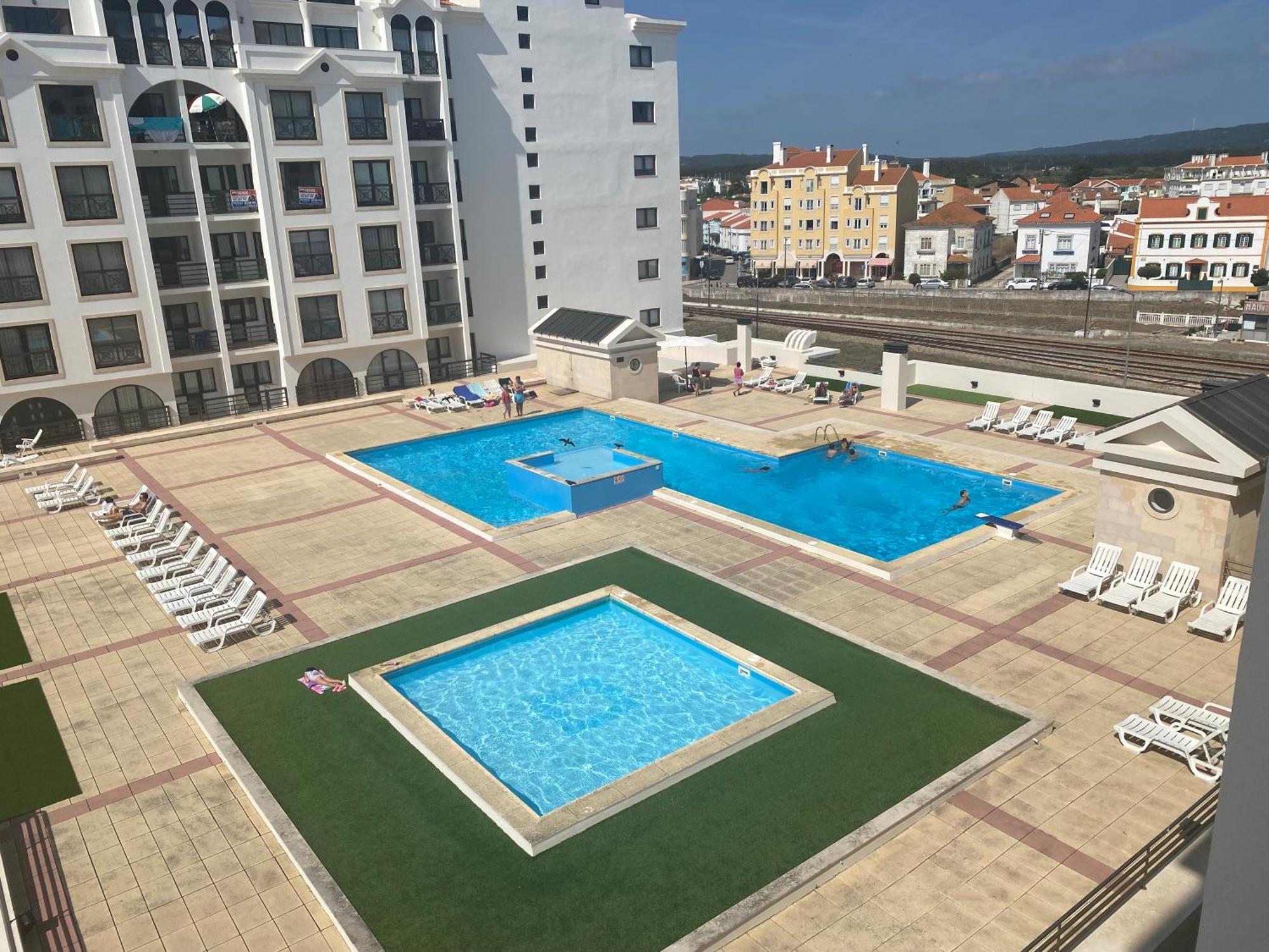 Beachfront 3Bdr Apt On Marginal Boulevard São Martinho do Porto Kültér fotó